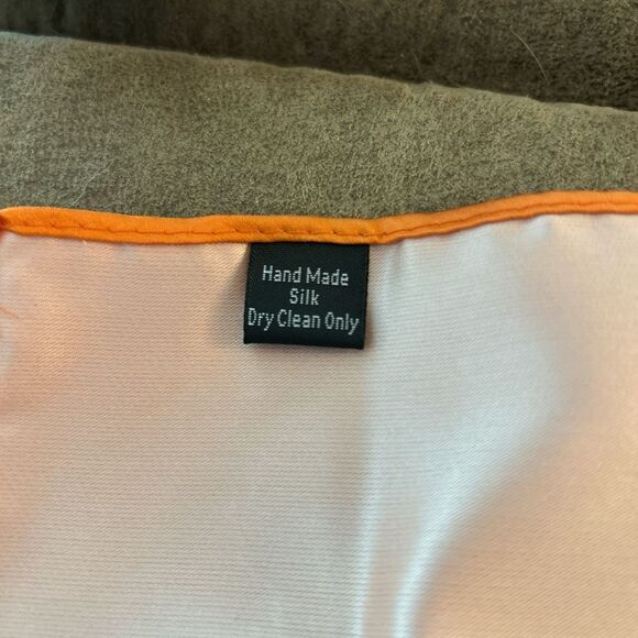 GUSLESON Mens Orange Pre-tied Bow Tie, Pocket Square, &!Cufflink Set with Gift B - Picture 4 of 4